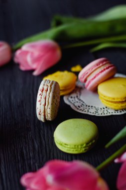 Renkli macaroons ile güzel bir pembe laleler