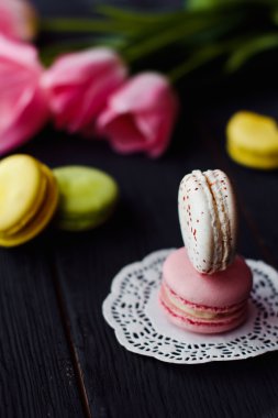 Renkli macaroons ile güzel bir pembe laleler