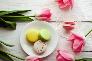 Renkli macaroons ile güzel bir pembe laleler