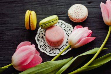 Renkli macaroons ile güzel bir pembe laleler