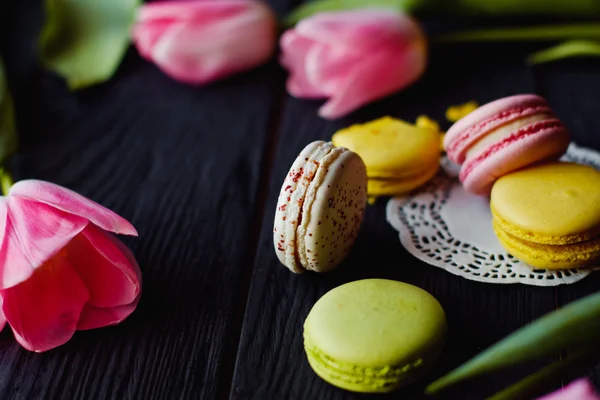 Renkli macaroons ile güzel bir pembe laleler