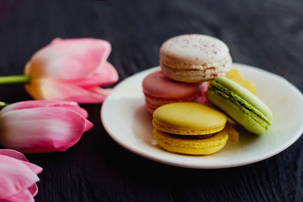 Een mooie roze tulpen met kleurrijke bitterkoekjes — Stockfoto