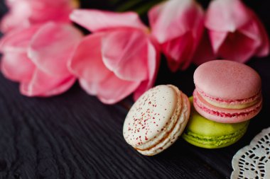 Renkli macaroons ile güzel bir pembe laleler