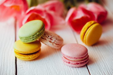 Renkli macaroons ile güzel bir pembe laleler