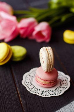 Renkli macaroons ile güzel bir pembe laleler