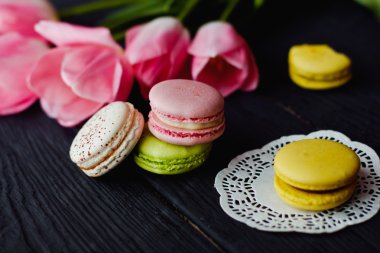 Renkli macaroons ile güzel bir pembe laleler