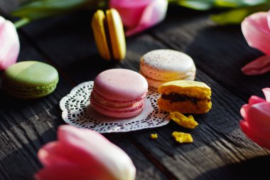 Renkli macaroons ile güzel bir pembe laleler