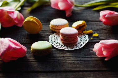 Renkli macaroons ile güzel bir pembe laleler