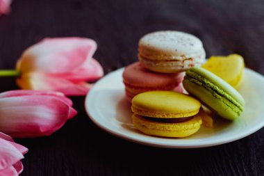 Renkli macaroons ile güzel bir pembe laleler