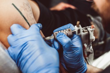 Ana dövme sanatçısı sakallı