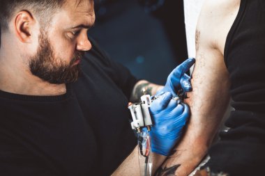 Ana dövme sanatçısı sakallı