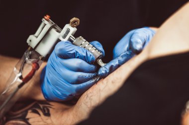 Ana dövme sanatçısı sakallı