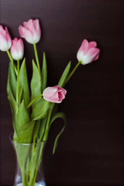 Прекрасный букет розовых тюльпанов в вазе — стоковое фото