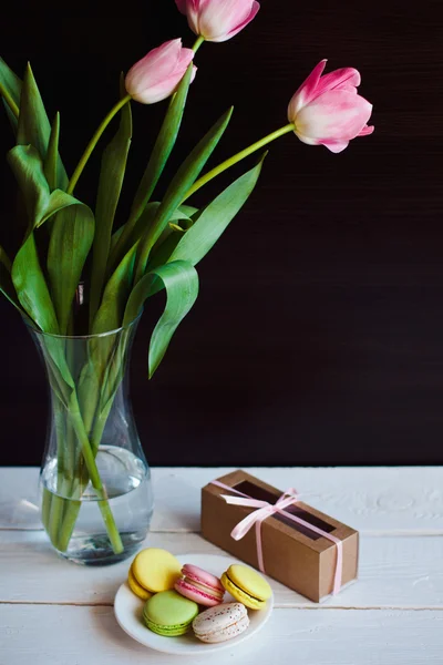 Een mooi boeket van roze tulpen in een vaas — Stockfoto