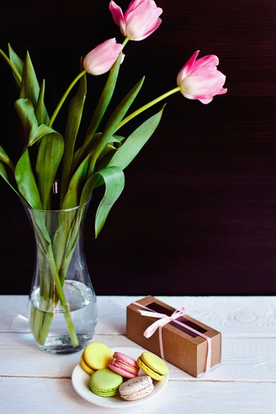 Een mooi boeket van roze tulpen in een vaas — Stockfoto
