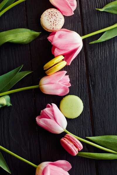 Een mooie roze tulpen met kleurrijke bitterkoekjes — Stockfoto