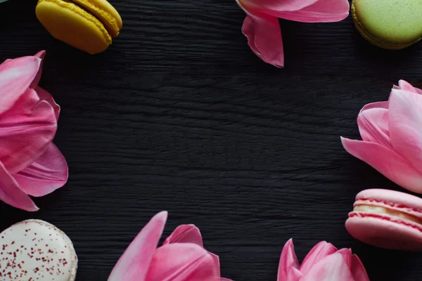 A beautiful pink tulips with colorful macaroons — Stock Photo, Image