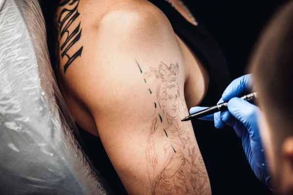 Maestro tatuatore con la barba — Foto Stock