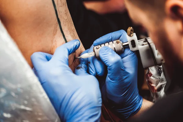 Mestre tatuador com barba — Fotografia de Stock