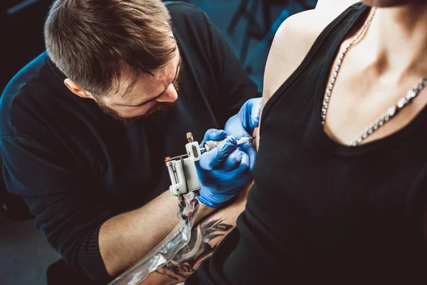 Mestre tatuador com barba — Fotografia de Stock