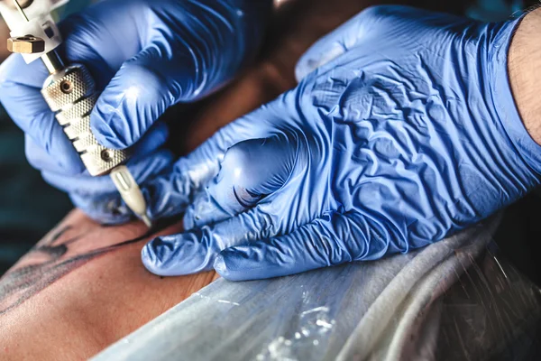 Maestro tatuador con barba — Foto de Stock