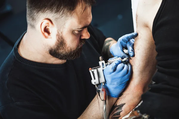 Mestre tatuador com barba — Fotografia de Stock