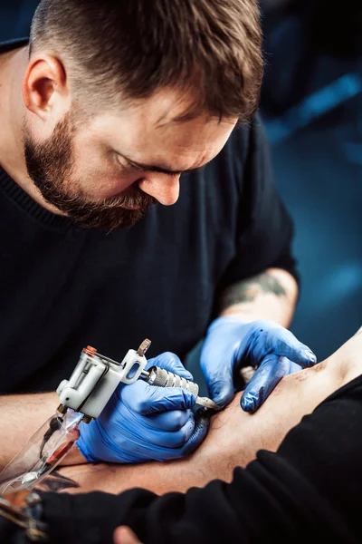 Mestre tatuador com barba — Fotografia de Stock