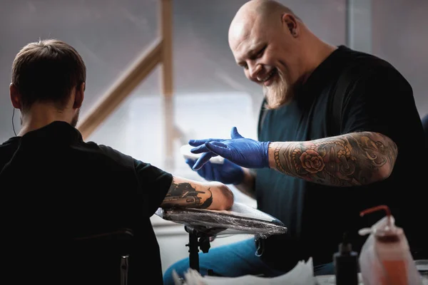 Mestre tatuador — Fotografia de Stock