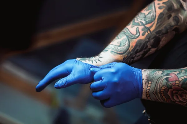 Mestre tatuador prepara ferramentas — Fotografia de Stock