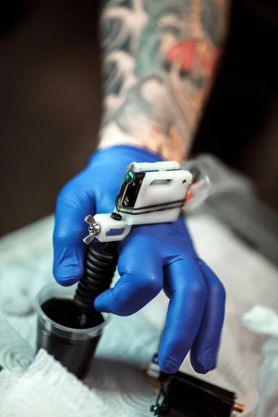 Master tatoeëerder bereidt tools — Stockfoto