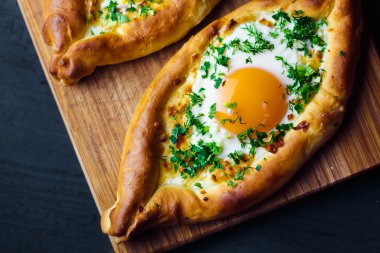 Acara üzerinde Hachapuri. Güzel açık börek