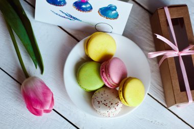 Renkli macaroons ile güzel bir pembe laleler