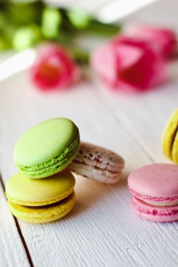 Renkli macaroons ile güzel bir pembe laleler