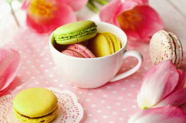 Renkli macaroons ile güzel bir pembe laleler
