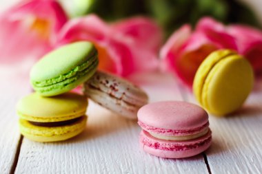 Renkli macaroons ile güzel bir pembe laleler