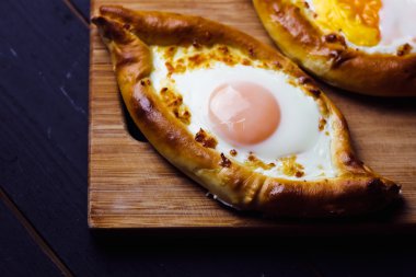 Acara üzerinde Hachapuri. Güzel açık börek