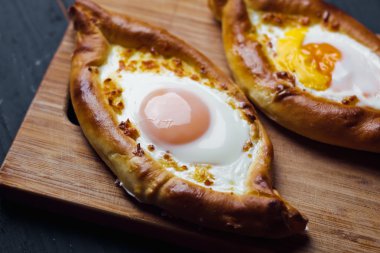 Acara üzerinde Hachapuri. Güzel açık börek