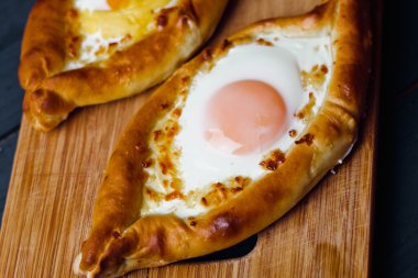 Acara üzerinde Hachapuri. Güzel açık börek