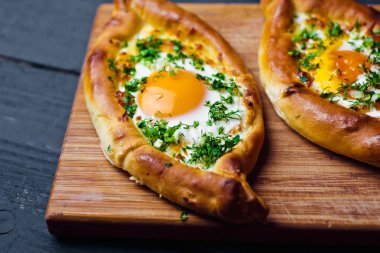 Acara üzerinde Hachapuri. Güzel açık börek