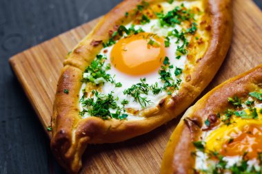 Acara üzerinde Hachapuri. Güzel açık börek