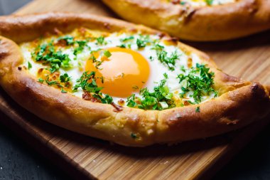 Acara üzerinde Hachapuri. Güzel açık börek