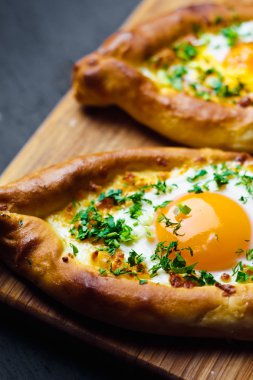 Acara üzerinde Hachapuri. Güzel açık börek