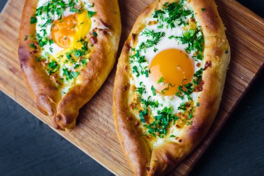 Acara üzerinde Hachapuri. Güzel açık börek