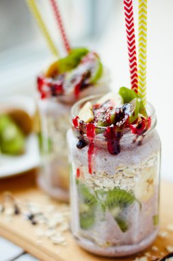 Sağlıklı kahvaltı gece yulaf