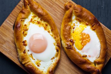 Acara üzerinde Hachapuri. Güzel açık börek