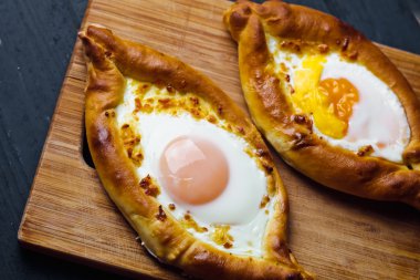 Acara üzerinde Hachapuri. Güzel açık börek