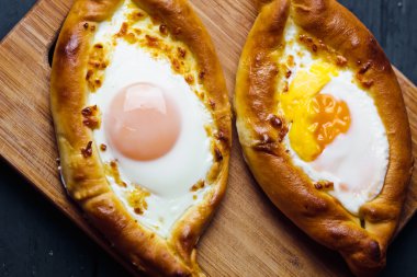 Acara üzerinde Hachapuri. Güzel açık börek