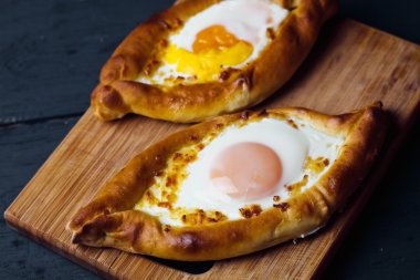 Acara üzerinde Hachapuri. Güzel açık börek