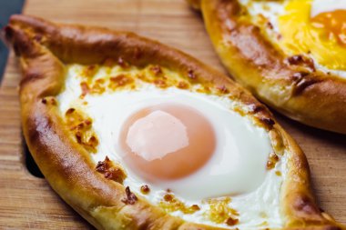 Acara üzerinde Hachapuri. Güzel açık börek