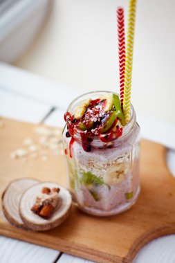 Sağlıklı kahvaltı gece yulaf